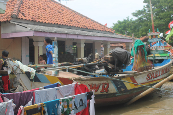 Karena Banjir, Nelayan Parkir Perahu di Pekarangan Rumah