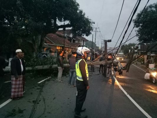 Ditabrak Mobil, Tiang Listrik Melintang Tutup Jalan Kadugede