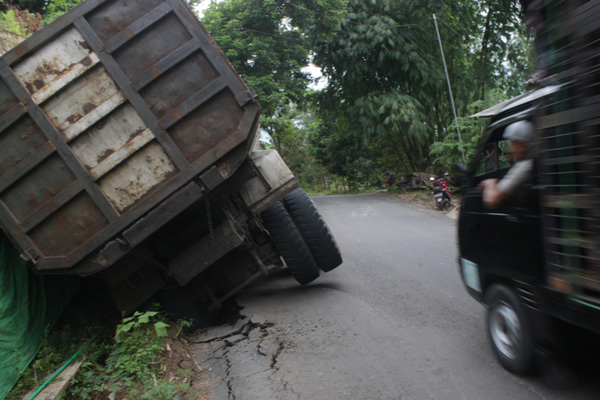 Kasih Jalan Kendaraan Lain, Truk Ini Malah Terperosok