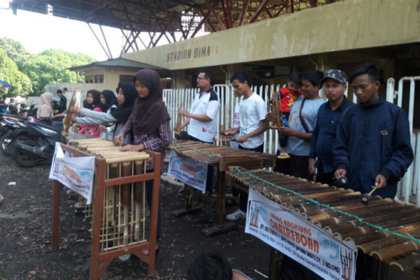 Saung Chaireboan Mainkan Angklung di Pusat Keramaian, Terinspirasi Saung Udjo