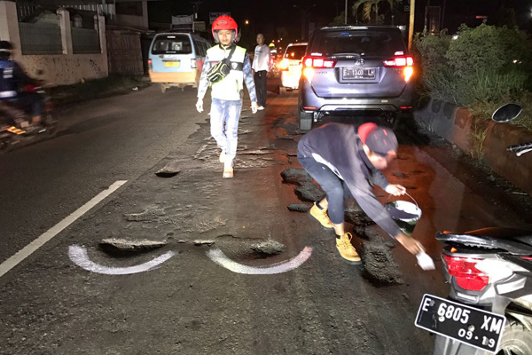 Komunitas Motor Sukarela Beri Tanda Jalan Berlubang