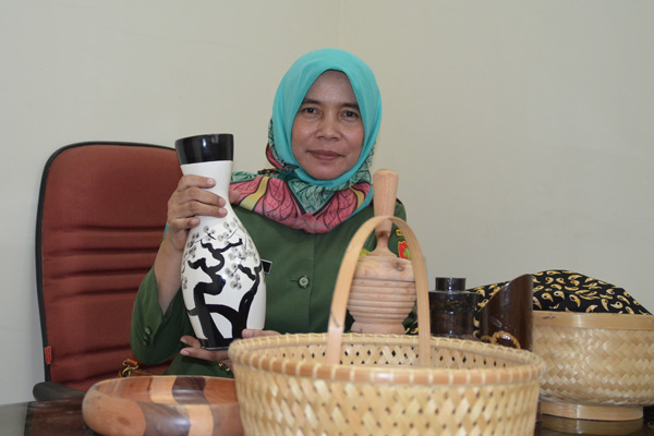 Hj Lilis, Konsen dengan Pelatihan Desain Rotan