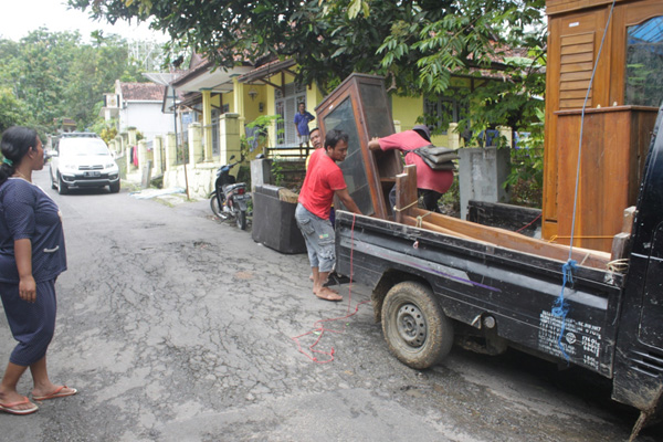 Tanah Terus Bergerak, Warga Cimeong Mulai Ngungsi 