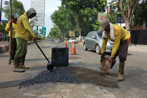 Tambal Jalan Cipto dengan Bahan Material Sisa