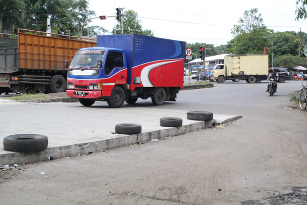 Di Jalan Katiasa Ini Banyak Kendaraan yang Terperosok