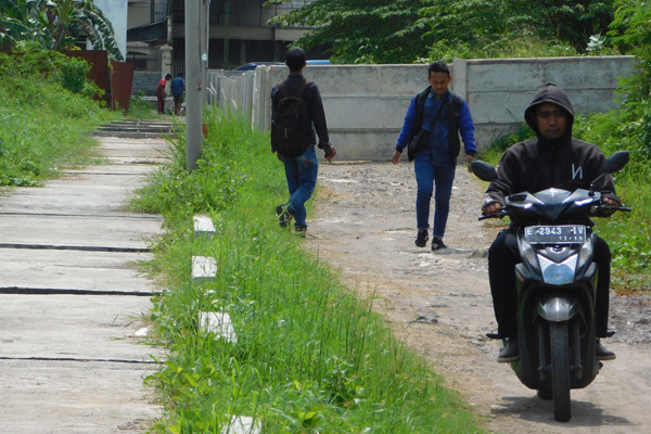 Jalan Ditutup, Warga RW 05 Kejawanan Protes