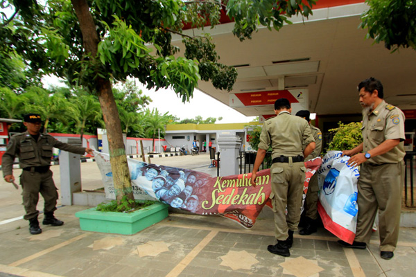 Satpol PP Indramayu Terus Tertibkan Spanduk Liar