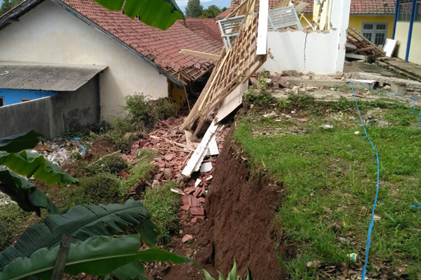 Ruangan SMP Ambruk Mengenai Gedung TK PGRI Banjaran  