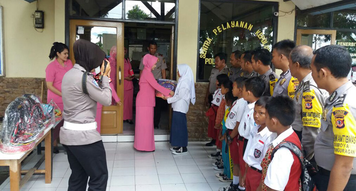 Ketua Bhayangkari Cirebon Santuni Anak Asuh Bhabinkamtibmas Polsek Panguragan