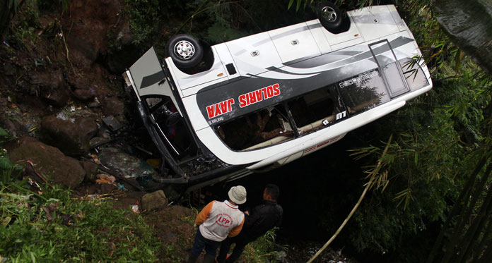 Diduga Rem Blong, Bus Rombongan Siswa SD Sidoarjo Masuk Jurang