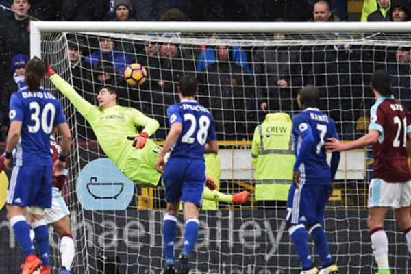 Burney Tahan Chelsea Lewat Gol Indah Brady