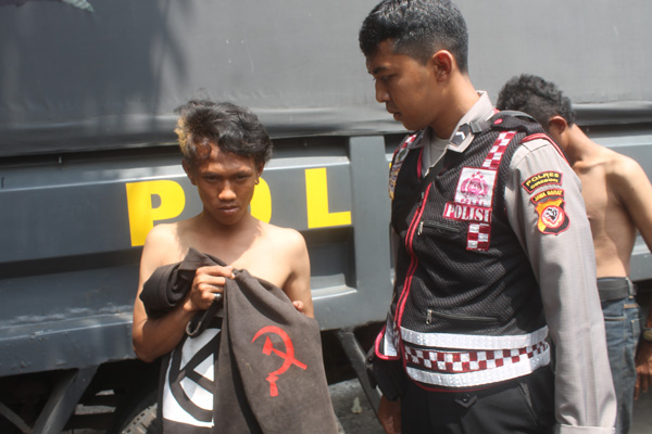 Anjal Ini Bingung saat Terjaring Razia Polisi Pakai Jaket Palu Arit