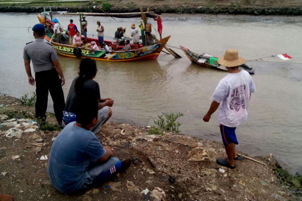 Kapal Nelayan Indramayu yang Terdampar Dievakuasi, Nelayan Selamat