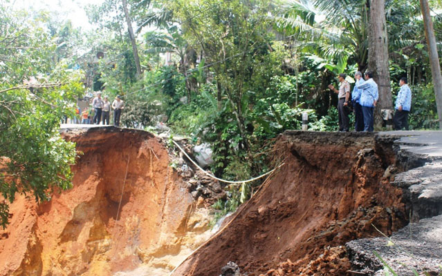 Hati-hati Jalur Alternatif Sempit, Rawan Kecelakaan