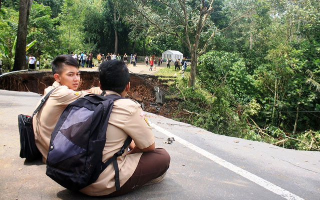 Lokasi Longsor Jadi Tontonan Warga