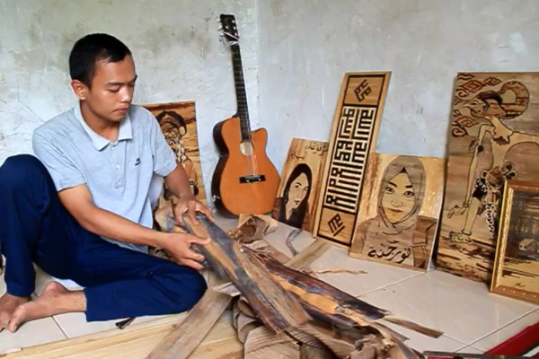 Kreatif, dari Pelepah Pisang Jadi Lukisan Bernilai Jual Tinggi