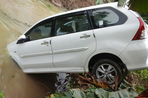 Begini Akibatnya Kemudi Mobil sambil Terima Telepon