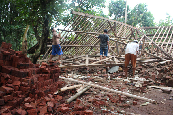 Longsor dan Tanah Bergerak, 135 Warga Gumulung Lebak Diungsikan