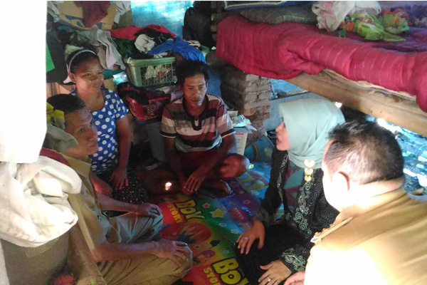 Istri Bupati Cirebon Datangi Keluarga yang Tinggal di Kandang Kambing