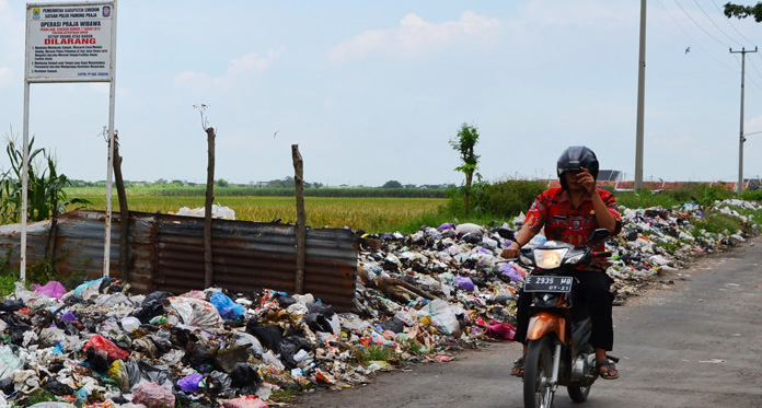 3 Tahun Tak Diangkut, Sampah Menggunung di Jalan Desa Ini