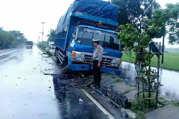 Sopir Ngantuk, Truk Sarat Muatan Tabrak Median Jalan dan PJU