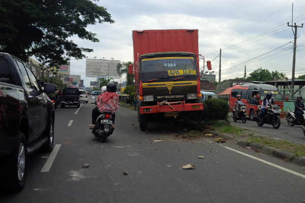 Waspada, Truk Tabrak Median Jalan Kedawung, Lalu Lintas Padat Merayap