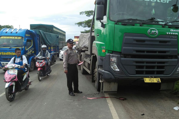 Duh, Pelajar Tewas Gara-gara Jalan Berlubang