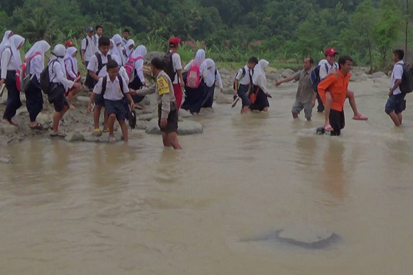 Para Pelajar Majalegka Ini Uji Nyali Seberangi Sungai ke Sekolah