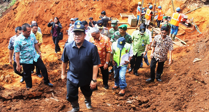 Tinjau Jalan Ambles di Darma, Aher: Lebaran Aman