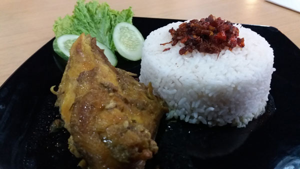 Nikmatnya Nasi Ayam Betutu, Cukup Rp25 Ribu