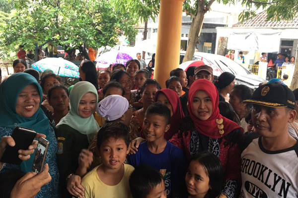 Beri Bantuan, Istri Bupati  Cirebon juga Hibur Anak Korban Banjir