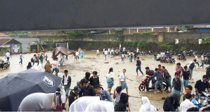 Tanggul Jebol, Berikut Video Detik-detik Banjir Terjang SMAN2 Bogor
