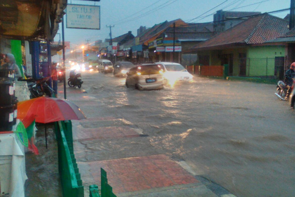 Jalan Raya Cilimus Banjir 3 Jam, Air Meluber ke Pertokoan