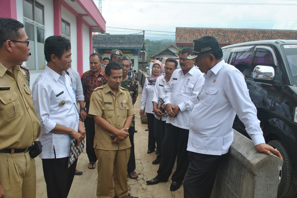 Sampah dan Pendangkalan Sungai Biangkerok Banjir di Desa Kasturi