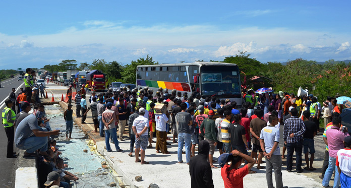 Duduki Tol Kanci, Warga Desak Pengelola Perbaiki Saluran Irigasi