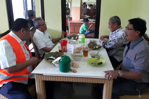 Batal ke Lokasi Longsor, Bahas Jalan Sambil Santap Jamblang