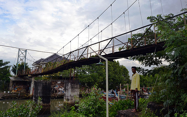 Ngeri… Jembatan Gantung Pengarengan Melengkung