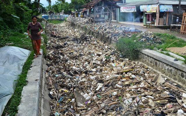 Sampah di Kali Meluber Hingga Jalan Raya