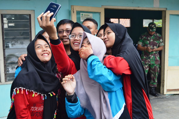 Girang Bertemu Bupati Sunjaya, Pelajar: Pakkk Minta Foto!