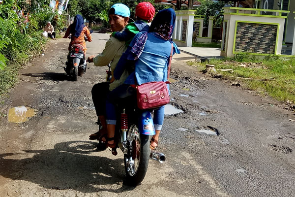 Warga Keluhkan Jalan Berlubang dan Bergelombang