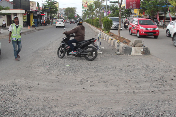 Hotmix Jl Cipto; Ditunda Lagi, Ditunda Lagi