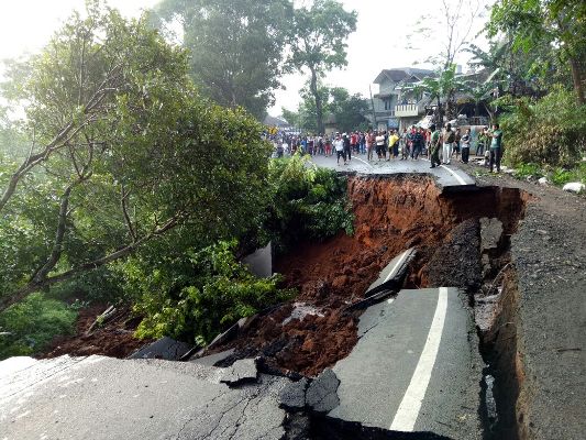 Lagi, Jalan Kuningan-Majalengka Putus Akibat Longsor