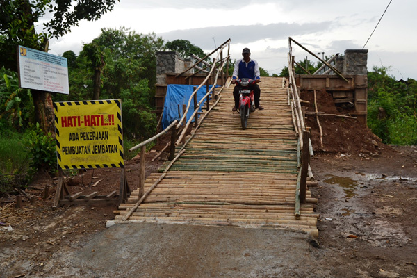 Jembatan Modular Desa Beringin Pangenan Ditinggal Kontraktor