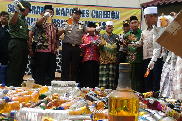 Polres Cirebon dan Elemen Masyarakat Musnahkan Ribuan Botol Miras