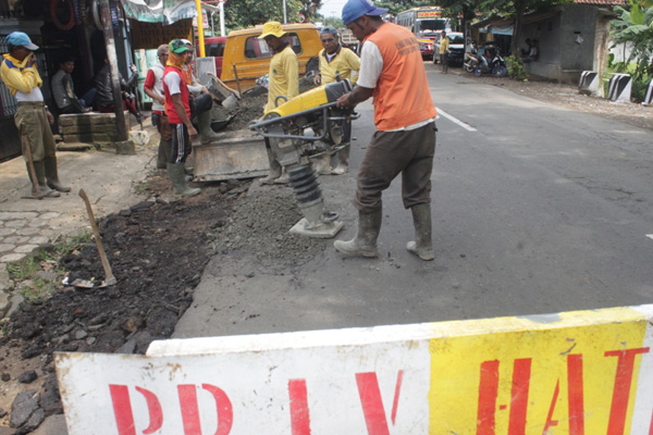 Bina Marga Provinsi Jabar Tambal Jalan Berlubang di Cijoho