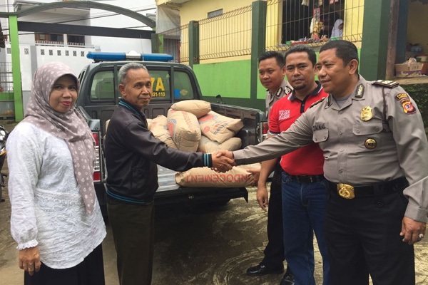 Polsek Cigugur Bantu Semen untuk Cegah Longsor