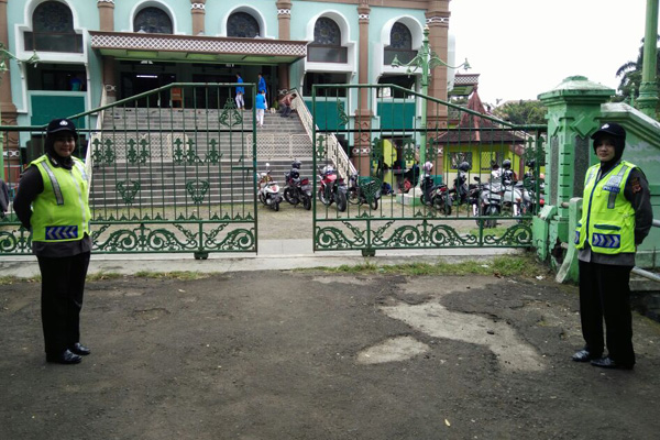 Polwan Diterjunkan di Sekitar Masjid, Jemaah Salat Jumat Makin Tenang