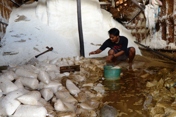 Gudang Penyimpanan Garam Disapu Banjir, Pengepul Merugi