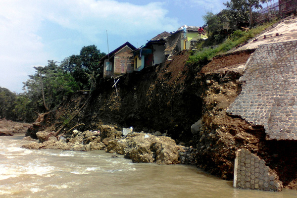 Diterjang Banjir, Rumah Warisan Kini Menggantung di Atas Tebing