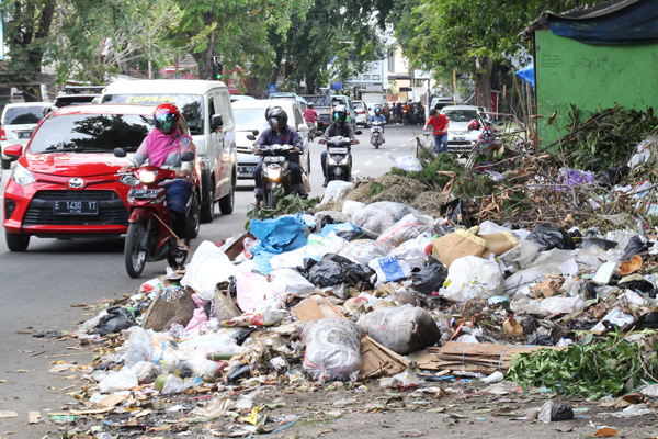 Meluber sampai Jalan, DLH Kewalahan Angkut Sampah